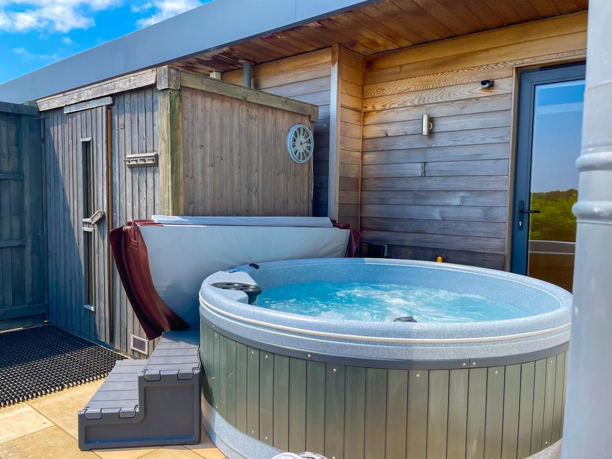 The Retreat, Sauna & Hot Tub, Charming & Cosy Gem 布兰德福德福鲁姆 外观 照片